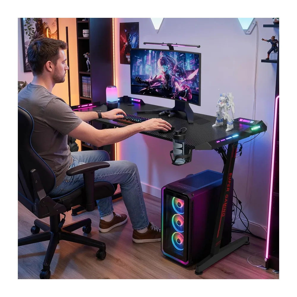 Huracan Bureau Gaming 160cm avec éclairage LED RGB, Table Gaming XXL avec Surface Effet Fibre de Carbone, luminosité réglable sur 10 Niveaux, Bureau Gamer avec Crochet Casque & Porte-gobelet